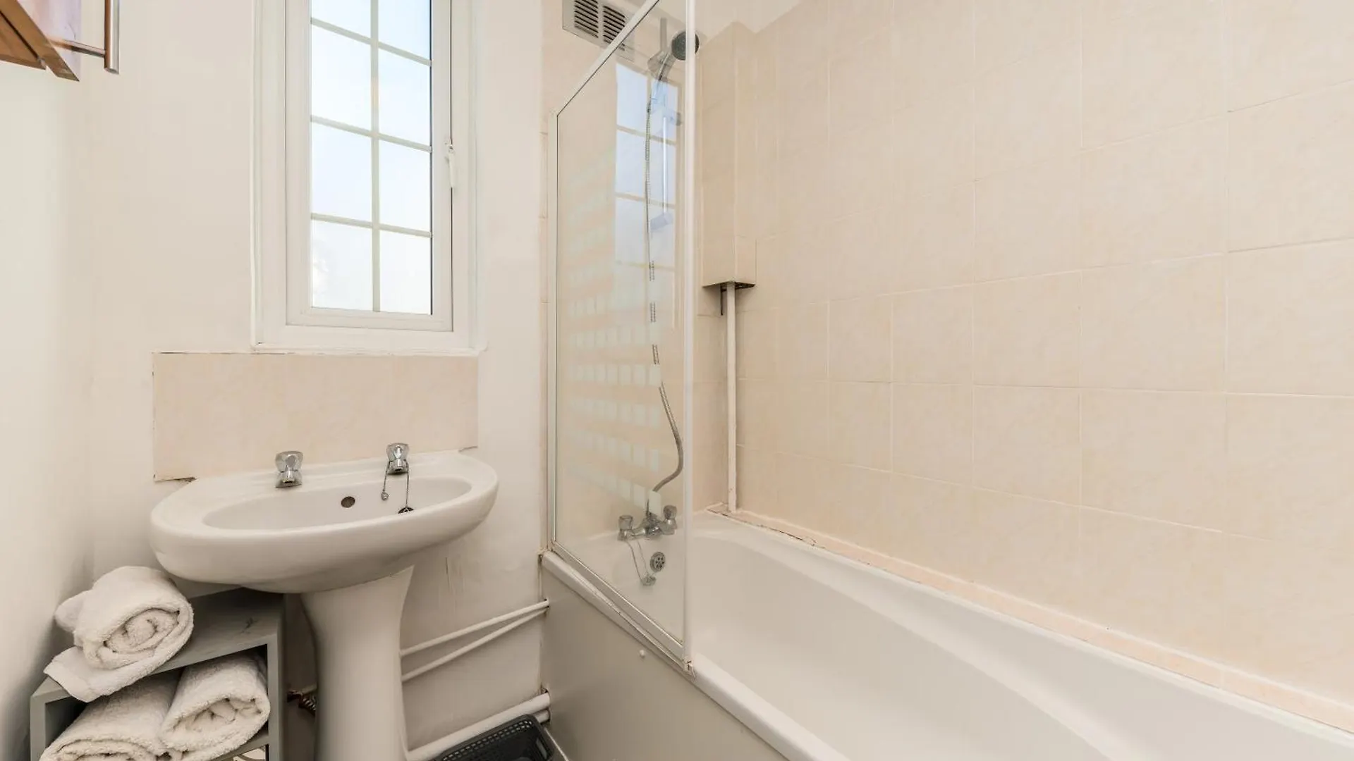 Two Bed High Street Flat Apartment Teddington