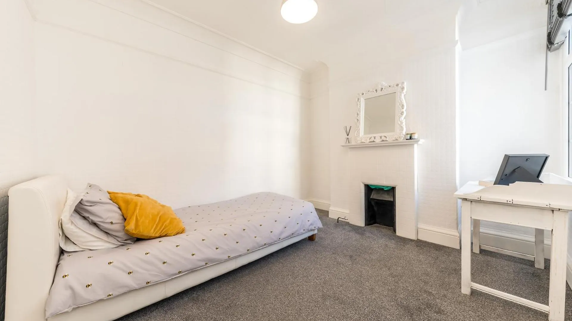Two Bed High Street Flat Apartment Teddington