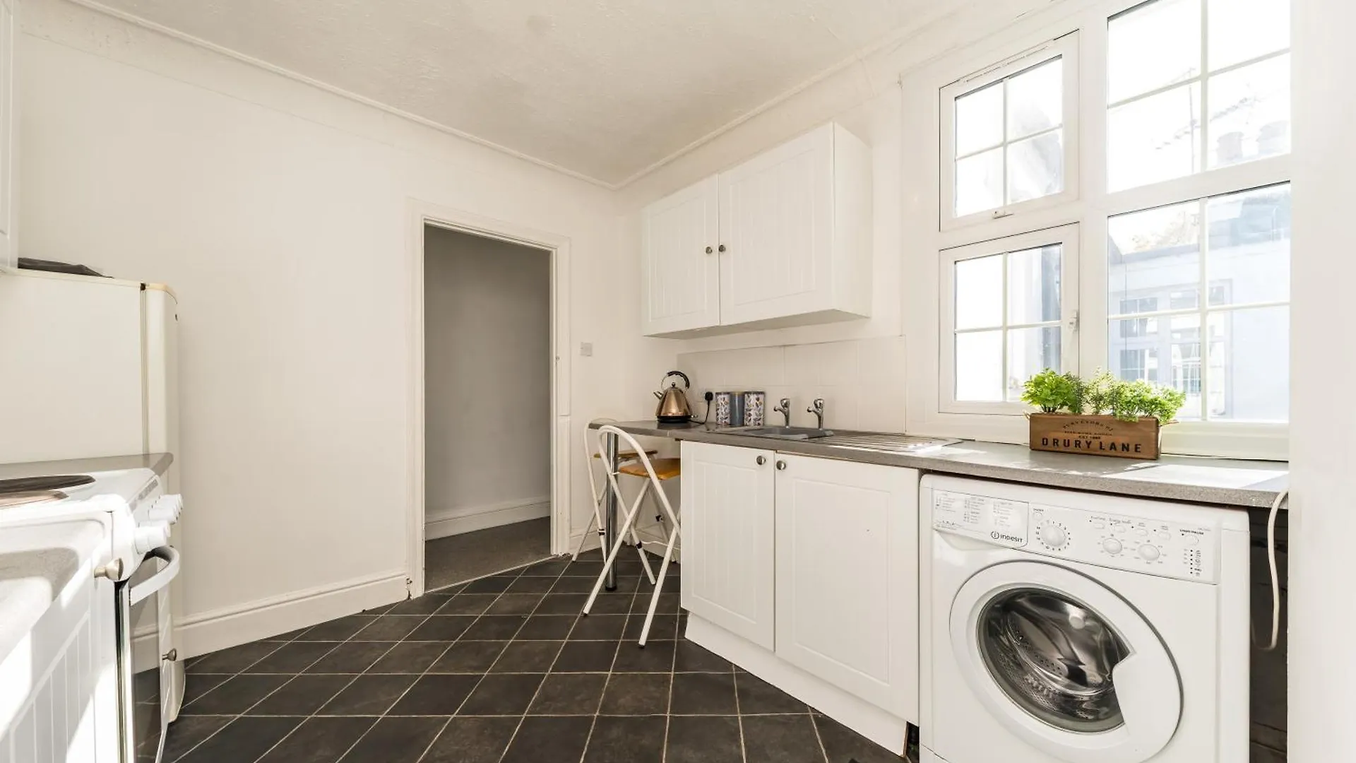 Two Bed High Street Flat Apartment Teddington